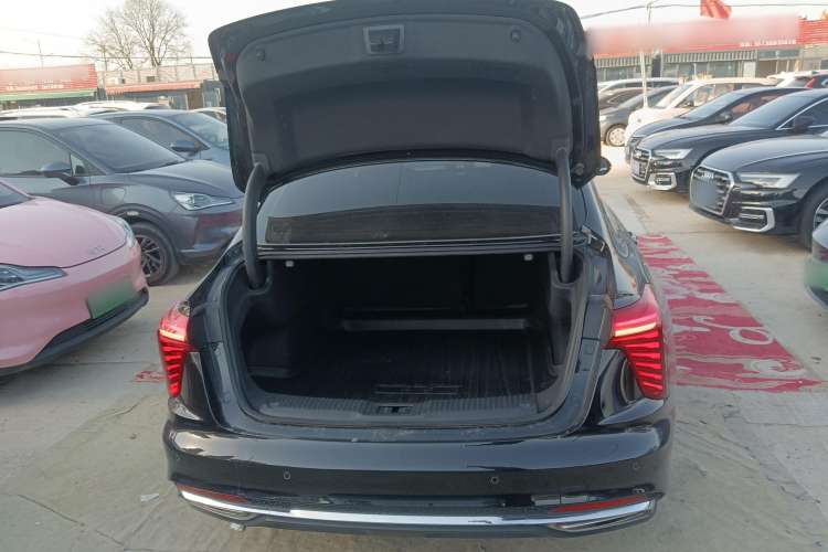 Used Hongqi H5 2023 2.0T Automatic Smart Connect Flagship Edition Trunk