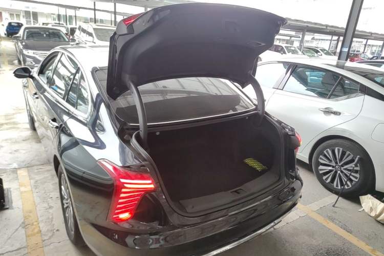 Used Hongqi H5 2023 2.0T Automatic Smart Connect Flagship Edition Trunk