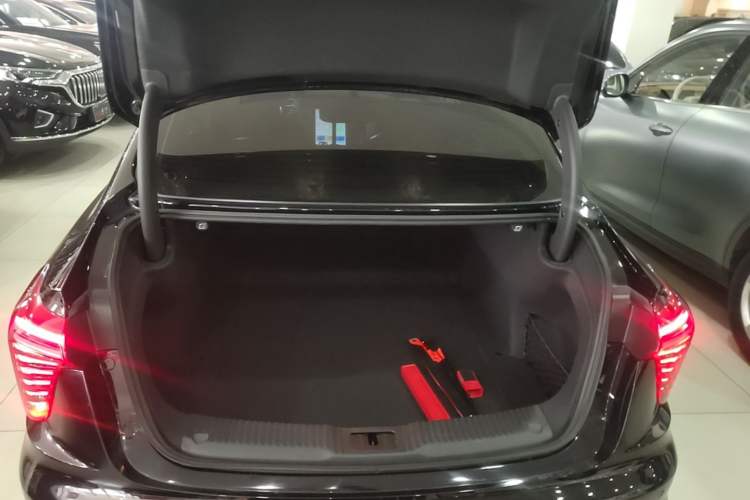 Used Hongqi H5 2023 2.0T Automatic Smart Connect Flagship Edition Trunk