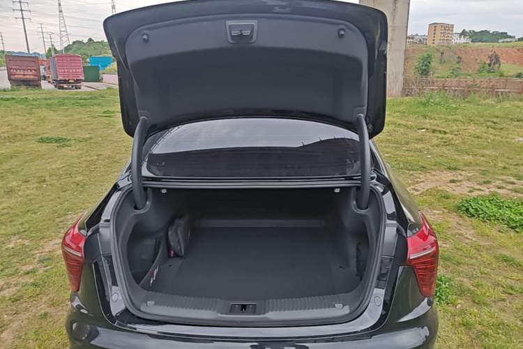 Used Hongqi H5 2023 2.0T Automatic Smart Connect Flagship Edition Trunk