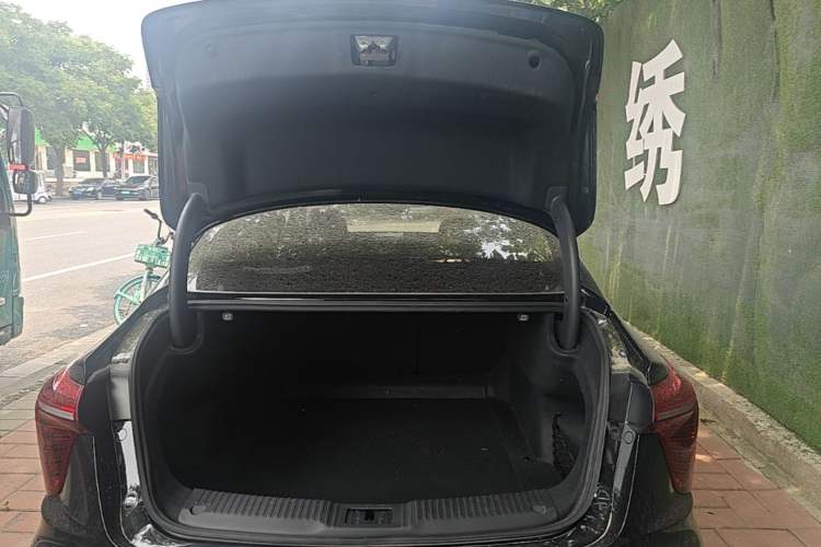 Used Hongqi H5 2023 2.0T Automatic Smart Connect Flagship Edition Trunk