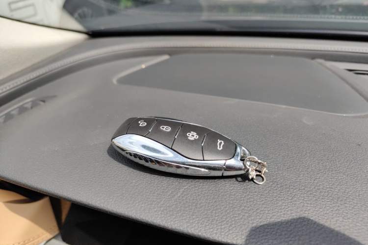 Used Hongqi H5 2023 2.0T Automatic Smart Connect Flagship Edition Vehicle Key