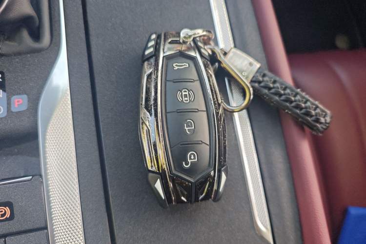 Used Hongqi H5 2023 2.0T Automatic Smart Connect Flagship Edition Vehicle Key
