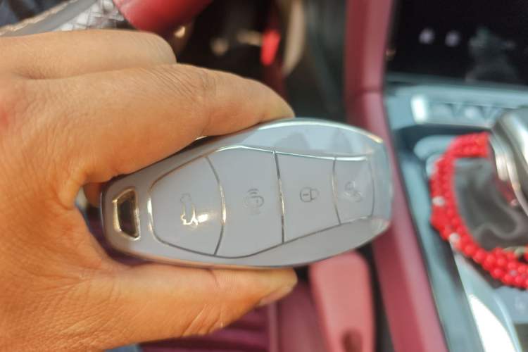 Used Hongqi H5 2023 2.0T Automatic Smart Connect Flagship Edition Vehicle Key