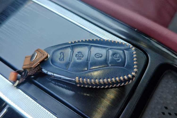 Used Hongqi H5 2023 2.0T Automatic Smart Connect Flagship Edition Vehicle Key