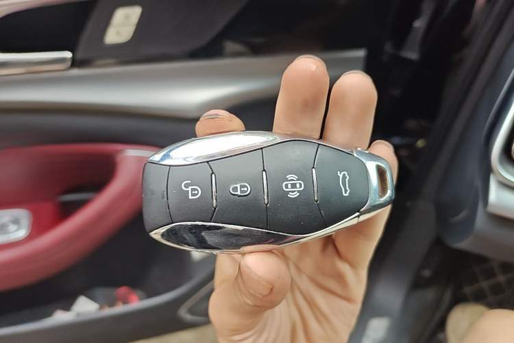 Used Hongqi H5 2023 2.0T Automatic Smart Connect Flagship Edition Vehicle Key