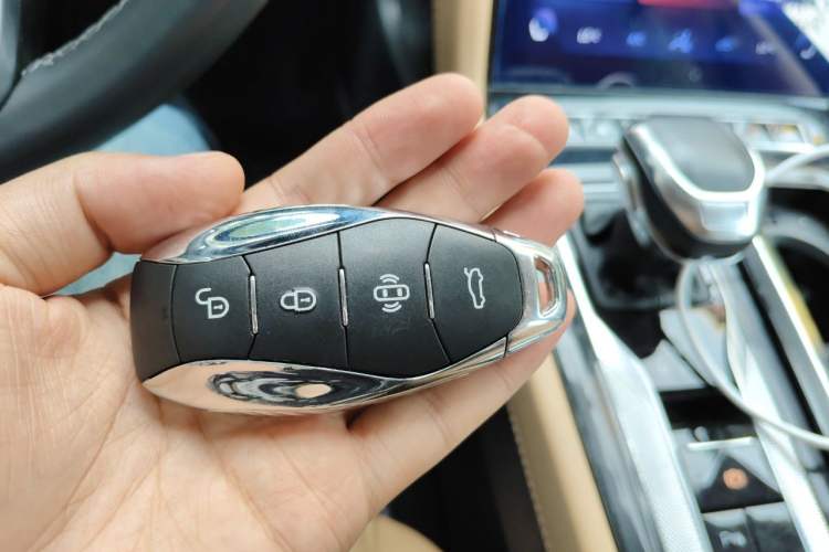 Used Hongqi H5 2023 2.0T Automatic Smart Connect Flagship Edition Vehicle Key