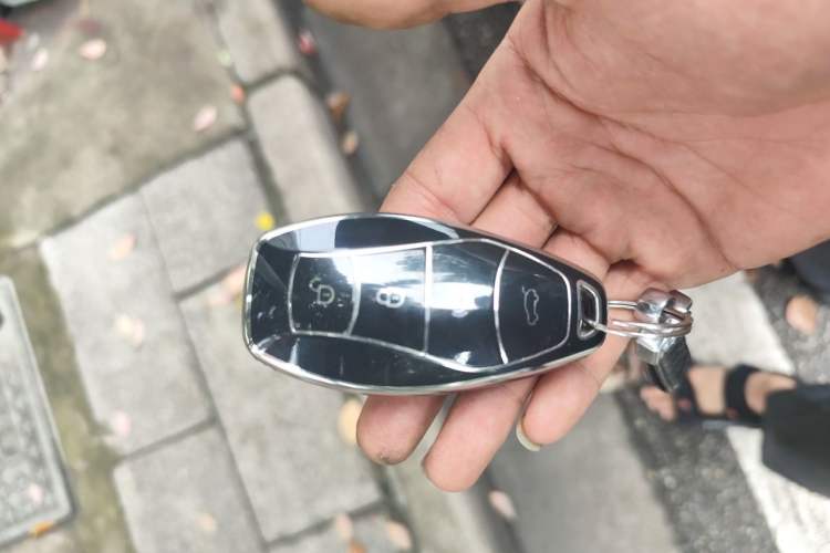 Used Hongqi H5 2023 2.0T Automatic Smart Connect Flagship Edition Vehicle Key
