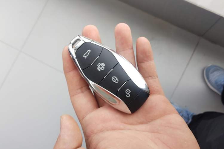 Used Hongqi H5 2023 2.0T Automatic Smart Connect Flagship Edition Vehicle Key