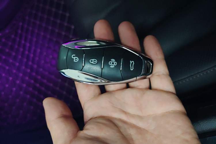 Used Hongqi H5 2023 2.0T Automatic Smart Connect Flagship Edition Vehicle Key
