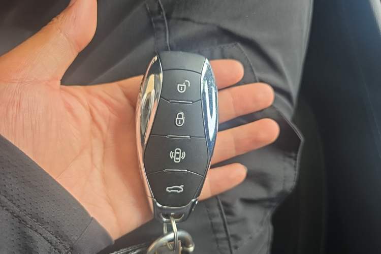 Used Hongqi H5 2023 2.0T Automatic Smart Connect Flagship Edition Vehicle Key