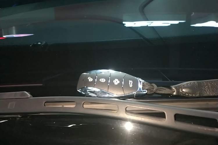 Used Hongqi H5 2023 2.0T Automatic Smart Connect Flagship Edition Vehicle Key