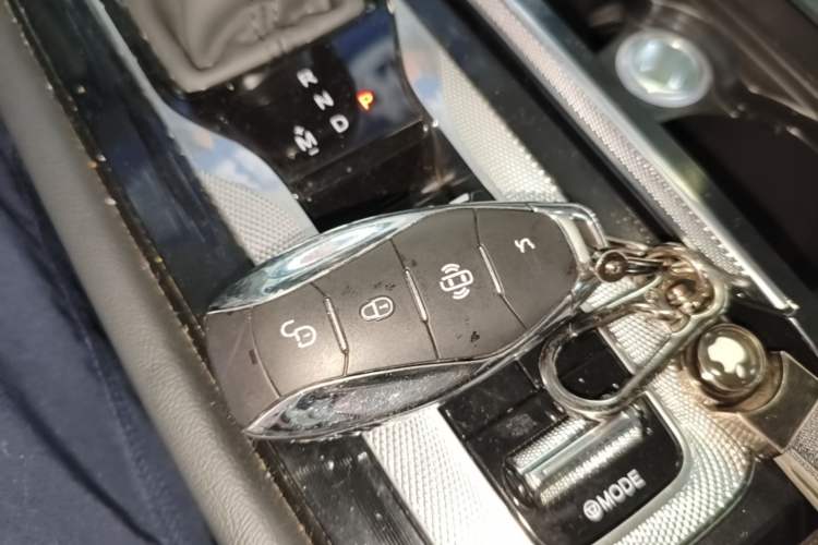Used Hongqi H5 2023 2.0T Automatic Smart Connect Flagship Edition Vehicle Key