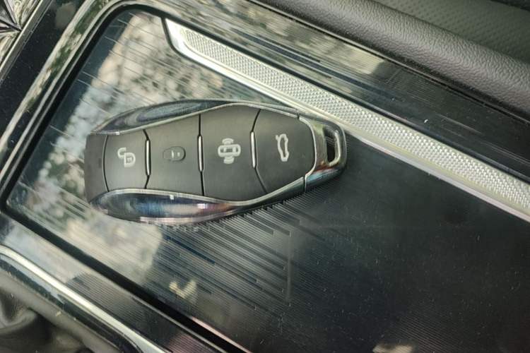 Used Hongqi H5 2023 2.0T Automatic Smart Connect Flagship Edition Vehicle Key