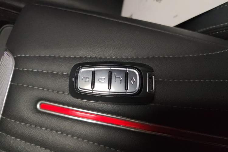Used Hongqi H5 2023 2.0T Automatic Smart Connect Flagship Edition Vehicle Key