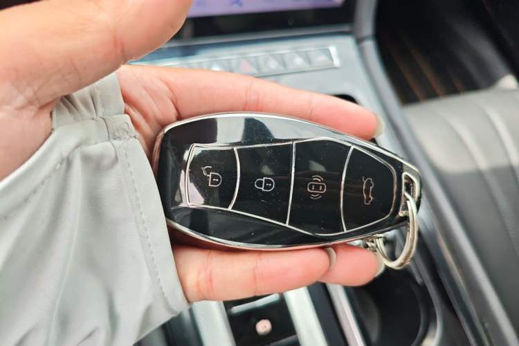Used Hongqi H5 2023 2.0T Automatic Smart Connect Flagship Edition Vehicle Key