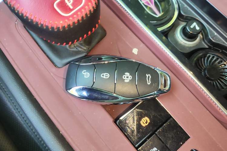 Used Hongqi H5 2023 2.0T Automatic Smart Connect Flagship Edition Vehicle Key