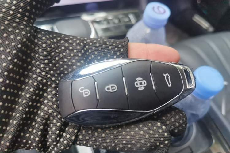 Used Hongqi H5 2023 2.0T Automatic Smart Connect Flagship Edition Vehicle Key