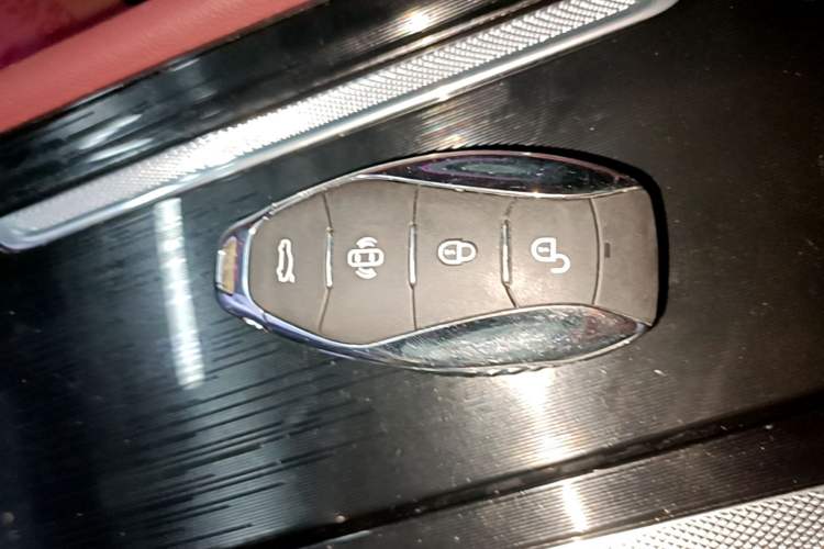 Used Hongqi H5 2023 2.0T Automatic Smart Connect Flagship Edition Vehicle Key