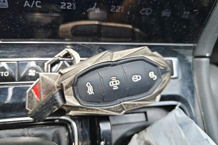 Used Hongqi H5 2023 2.0T Automatic Smart Connect Flagship Edition Vehicle Key