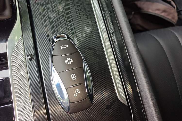 Used Hongqi H5 2023 2.0T Automatic Smart Connect Flagship Edition Vehicle Key