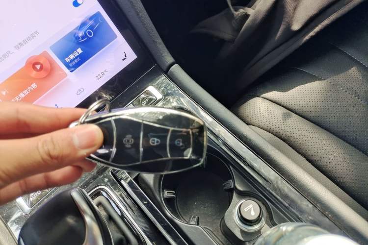 Used Hongqi H5 2023 2.0T Automatic Smart Connect Flagship Edition Vehicle Key