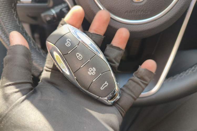 Used Hongqi H5 2023 2.0T Automatic Smart Connect Flagship Edition Vehicle Key