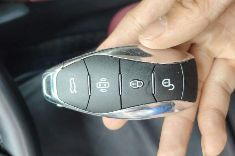 Used Hongqi H5 2023 2.0T Automatic Smart Connect Flagship Edition Vehicle Key