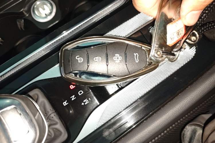 Used Hongqi H5 2023 2.0T Automatic Smart Connect Flagship Edition Vehicle Key