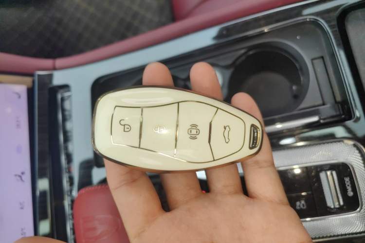 Used Hongqi H5 2023 2.0T Automatic Smart Connect Flagship Edition Vehicle Key