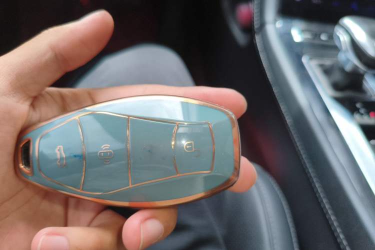 Used Hongqi H5 2023 2.0T Automatic Smart Connect Flagship Edition Vehicle Key