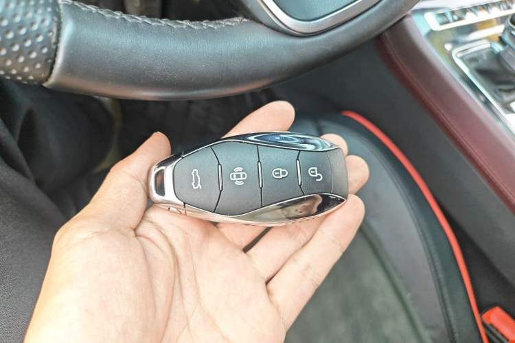 Used Hongqi H5 2023 2.0T Automatic Smart Connect Flagship Edition Vehicle Key