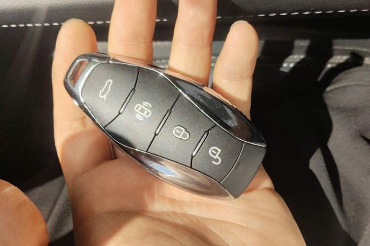 Used Hongqi H5 2023 2.0T Automatic Smart Connect Flagship Edition Vehicle Key