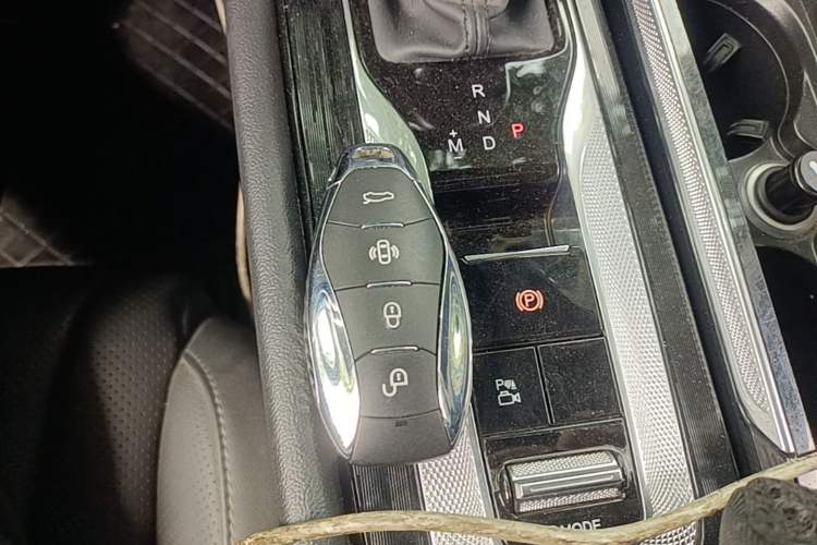 Used Hongqi H5 2023 2.0T Automatic Smart Connect Flagship Edition Vehicle Key