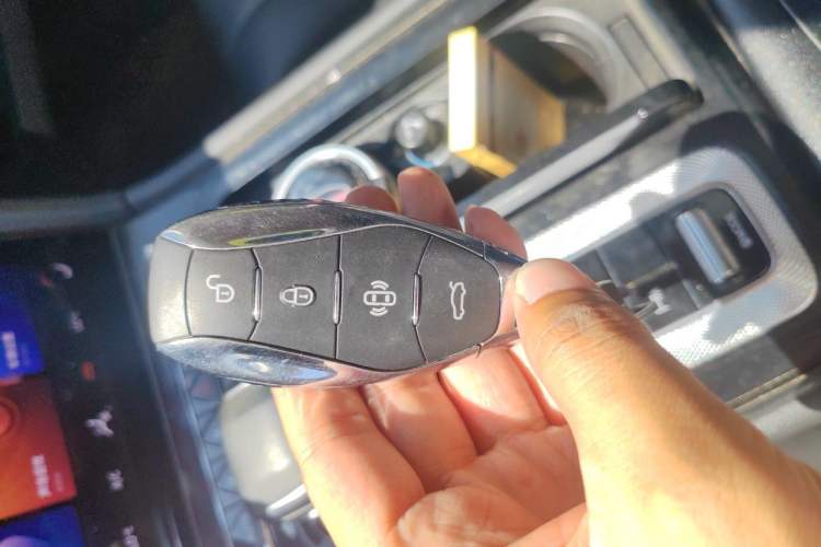 Used Hongqi H5 2023 2.0T Automatic Smart Connect Flagship Edition Vehicle Key