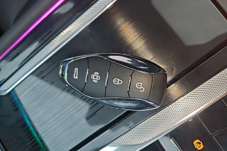Used Hongqi H5 2023 2.0T Automatic Smart Connect Flagship Edition Vehicle Key