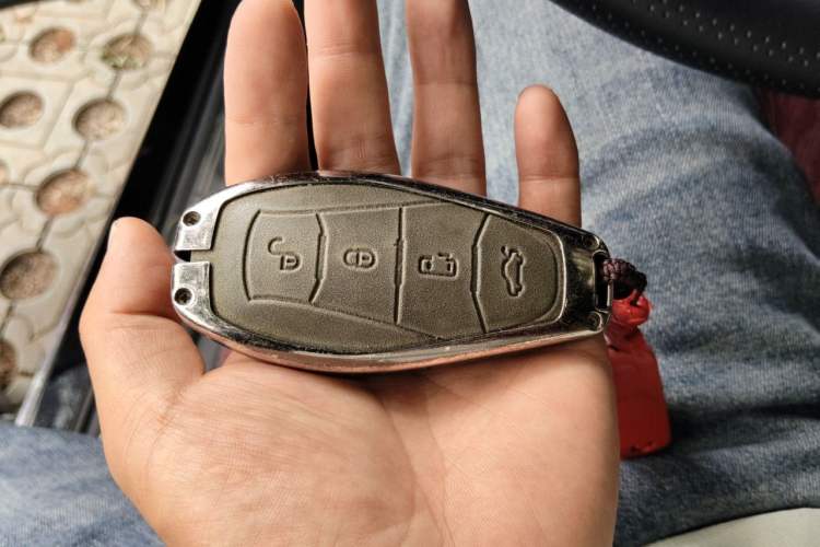 Used Hongqi H5 2023 2.0T Automatic Smart Connect Flagship Edition Vehicle Key