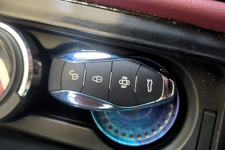 Used Hongqi H5 2023 2.0T Automatic Smart Connect Flagship Edition Vehicle Key