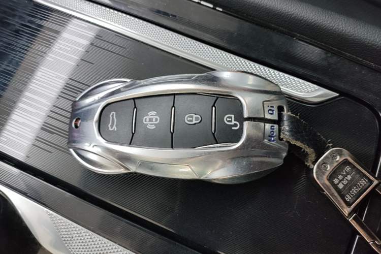 Used Hongqi H5 2023 2.0T Automatic Smart Connect Flagship Edition Vehicle Key