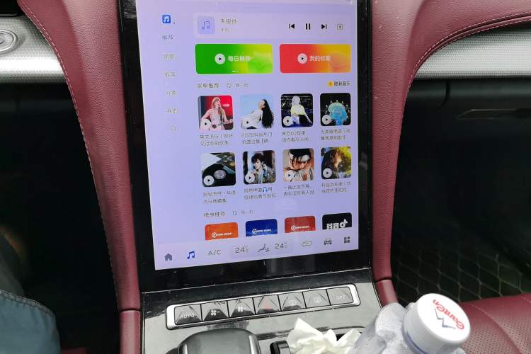 Used Hongqi H5 2023 1.5T DCT Smart Connect Flagship Edition Audio And AC Panel
