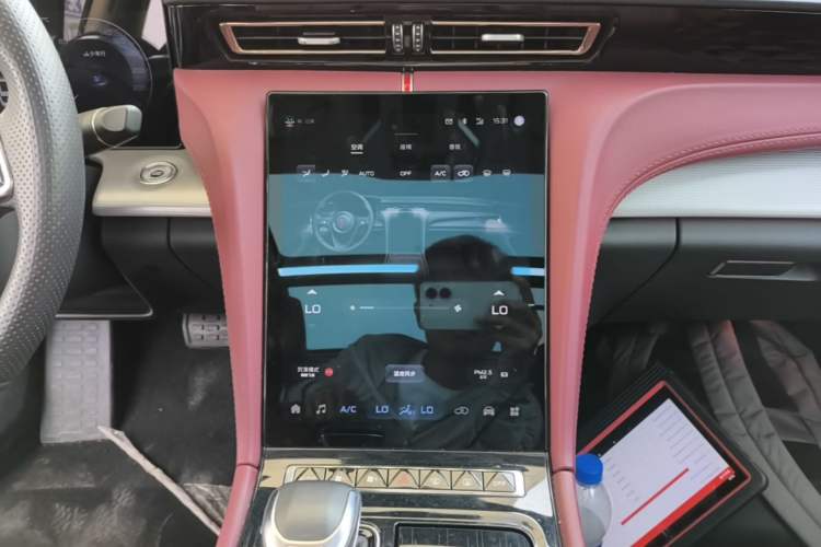 Used Hongqi H5 2023 2.0T Automatic Smart Connect Flagship Edition Audio And AC Panel