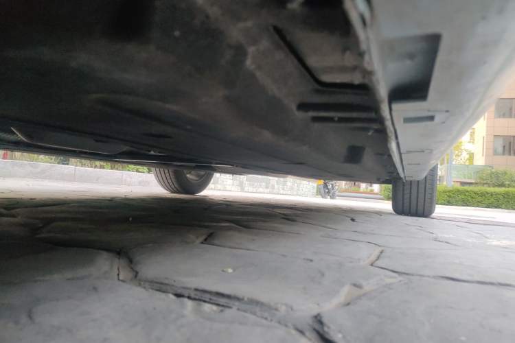 Used Hongqi H5 2023 2.0T Automatic Smart Connect Flagship Edition Chassis Front Left
