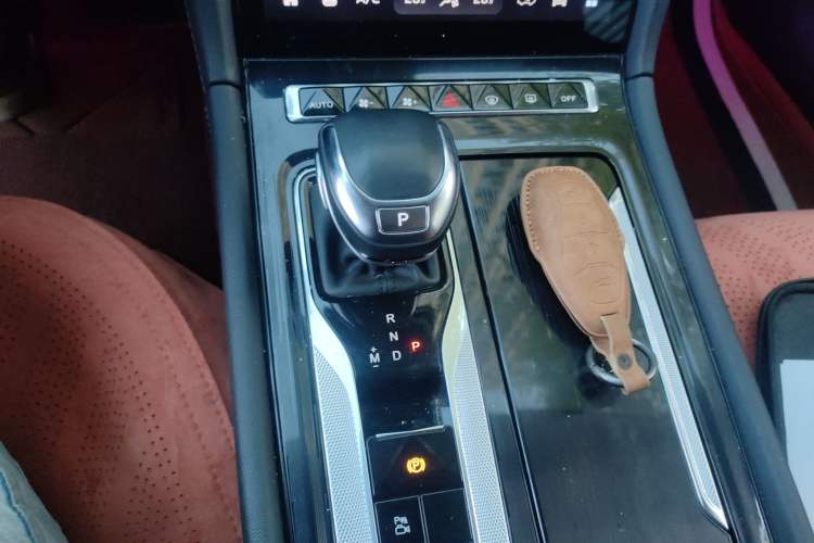 Used Hongqi H5 2023 2.0T Automatic Smart Connect Flagship Edition Gear Lever