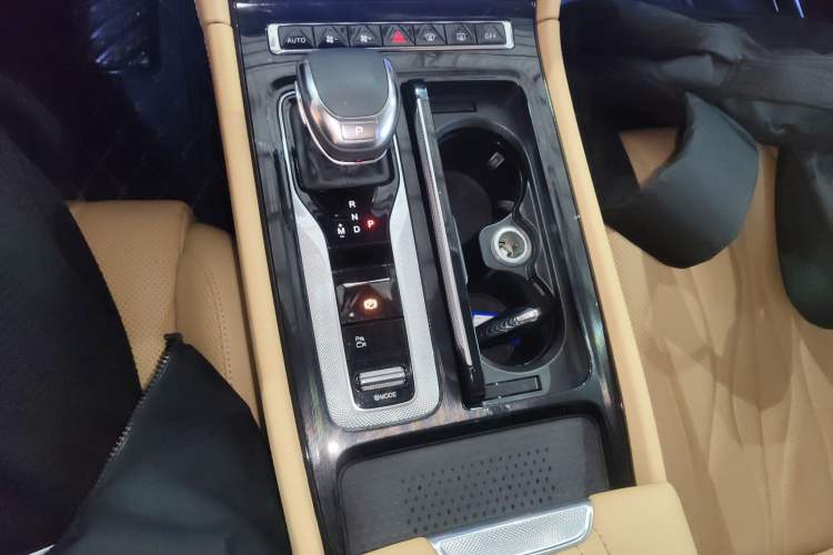 Used Hongqi H5 2023 2.0T Automatic Smart Connect Flagship Edition Gear Lever