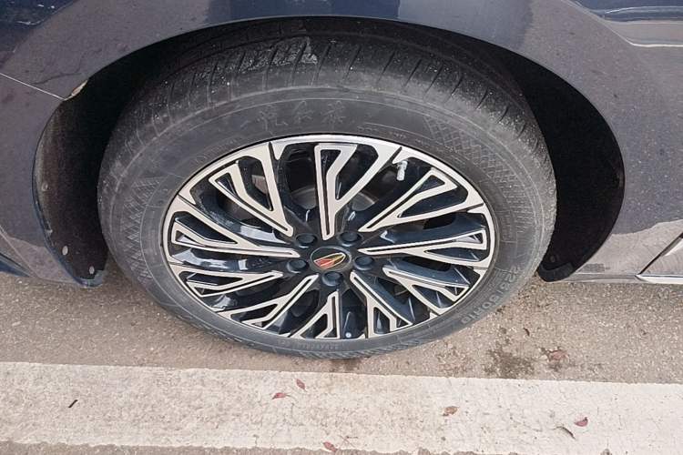 Used Hongqi H5 2023 2.0T Automatic Smart Connect Flagship Edition Left Front Wheel Hub
