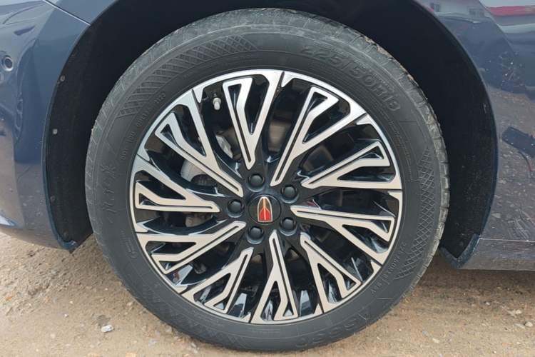 Used Hongqi H5 2023 2.0T Automatic Smart Connect Flagship Edition Left Front Wheel Hub