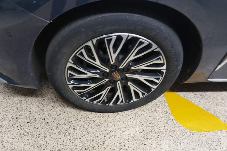 Used Hongqi H5 2023 2.0T Automatic Smart Connect Flagship Edition Left Front Wheel Hub