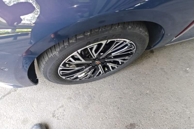 Used Hongqi H5 2023 2.0T Automatic Smart Connect Flagship Edition Left Front Wheel Hub