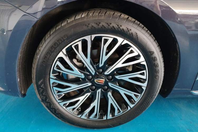 Used Hongqi H5 2023 2.0T Automatic Smart Connect Flagship Edition Left Front Wheel Hub