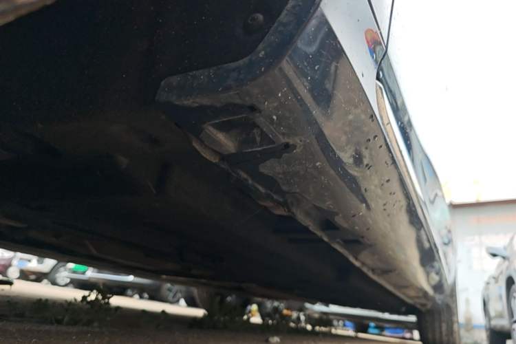 Used Hongqi H5 2023 2.0T Automatic Smart Connect Flagship Edition Left Side Sill